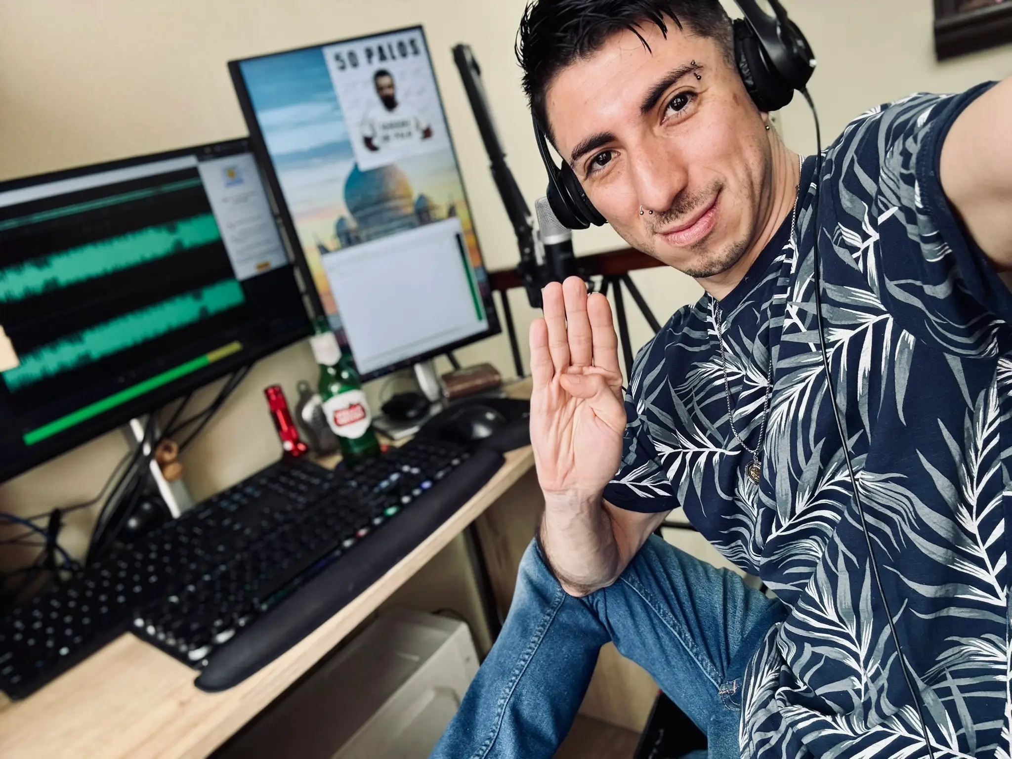 Oscar Solano en acción cabina de radio digital