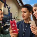 Locutor joven en cabina de radio transmitiendo en vivo, acompañado por oyentes con iPhones y earpods escuchando Antena Joven en MyTunerRadio.