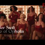Taylor Swift en una escena teatral inspirada en “The Fate of Ophelia”, rodeada de bailarinas con trajes turquesa y elementos acuáticos. Imagen promocional con estilo retro-glam y sello de agua de AntenaJoven.Com.
