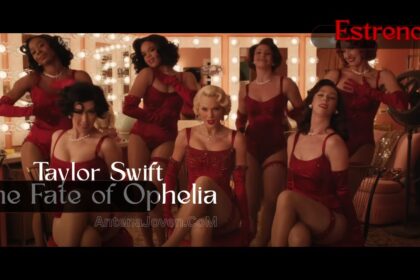 Taylor Swift en una escena teatral inspirada en “The Fate of Ophelia”, rodeada de bailarinas con trajes turquesa y elementos acuáticos. Imagen promocional con estilo retro-glam y sello de agua de AntenaJoven.Com.