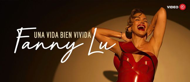 Mujer sonriente con vestido rojo bajo un reflector, promocionando el álbum “Una Vida Bien Vivida” de Fanny Lu