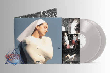 Portada del álbum “LUX” de Rosalía en vinilo: artista vestida de blanco con fondo azul cielo, discos translúcidos y diseño espiritual