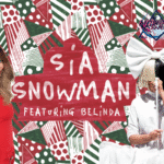 Belinda y Sia promocionando la versión bilingüe de Snowman con fondo festivo