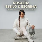 Rosalía vestida con traje de esgrima blanco, sentada en el suelo con espada y careta, estilo editorial de moda.