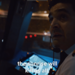 Piloto en cabina durante la serie Into the Night, advirtiendo que el amanecer puede ser mortal.