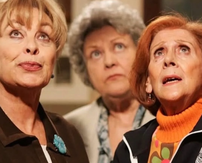 Primer plano de Gema Cuervo, Mariví Bilbao y Emma Penella interpretando a Vicenta, Marisa y Concha en una escena de Aquí no hay quien viva.