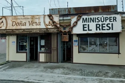 Fachada del local en Cartago con cartel dividido y encadenado, mostrando 'Doña Vera' y 'Minisúper El Resi', simbolizando la persistencia de malas prácticas comerciales.