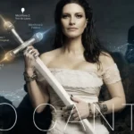 Laura Pausini sosteniendo una espada con tres micrófonos integrados para el álbum Yo Canto 2.